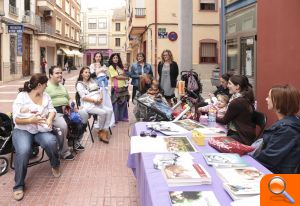 La asociación Amamanta organiza un taller de lactancia en la calle para informar sobre los beneficios de la leche materna - (foto 3)